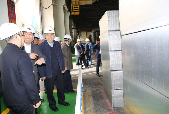 河南省企業(yè)聯(lián)合會、企業(yè)家協(xié)會會長梁鐵山一行到萬基控股集團調研指導工作