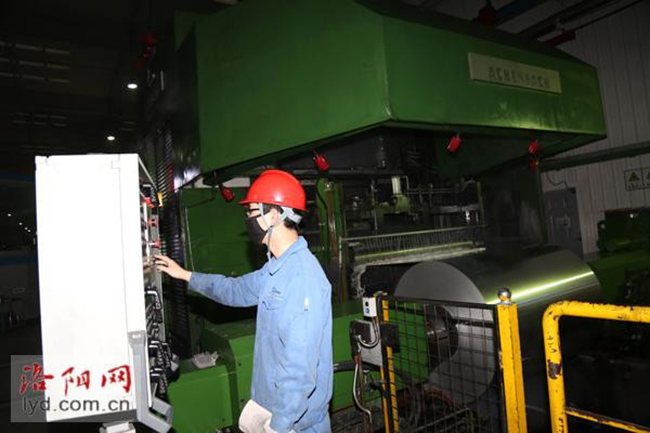 加班加點(diǎn)! 爭(zhēng)分奪秒! 藥用鋁箔從萬(wàn)基控股集團(tuán)不斷發(fā)往抗疫一線