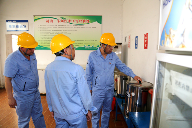 集團(tuán)公司黨委書記、董事長(zhǎng)李躍民深入生產(chǎn)一線檢查指導(dǎo)防暑降溫工作