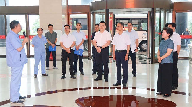 河南省總工會(huì)黨組書記、常務(wù)副主席李拴成一行到萬(wàn)基控股集團(tuán)調(diào)研