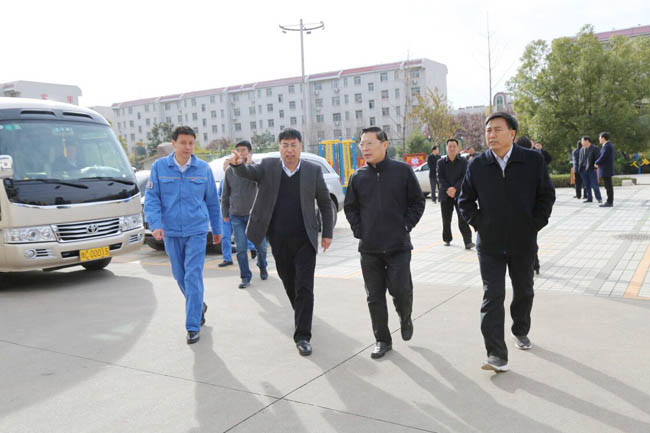 縣委書記劉冠瑜、縣長郅書安到萬基花園一小區(qū)視察指導工作